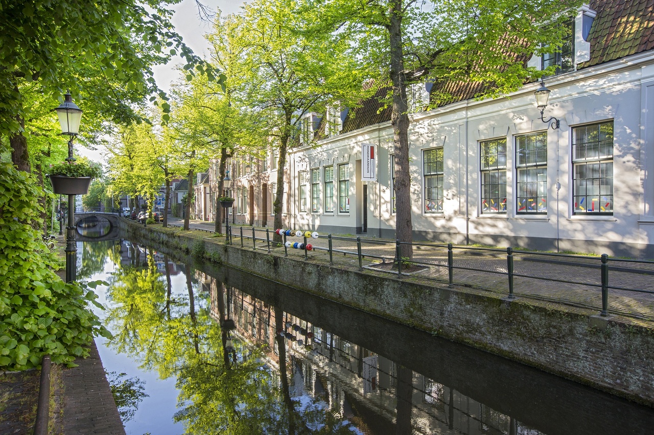 Kortegracht met Modriaanhuis- photo Wil Groenhuijsen web.jpg