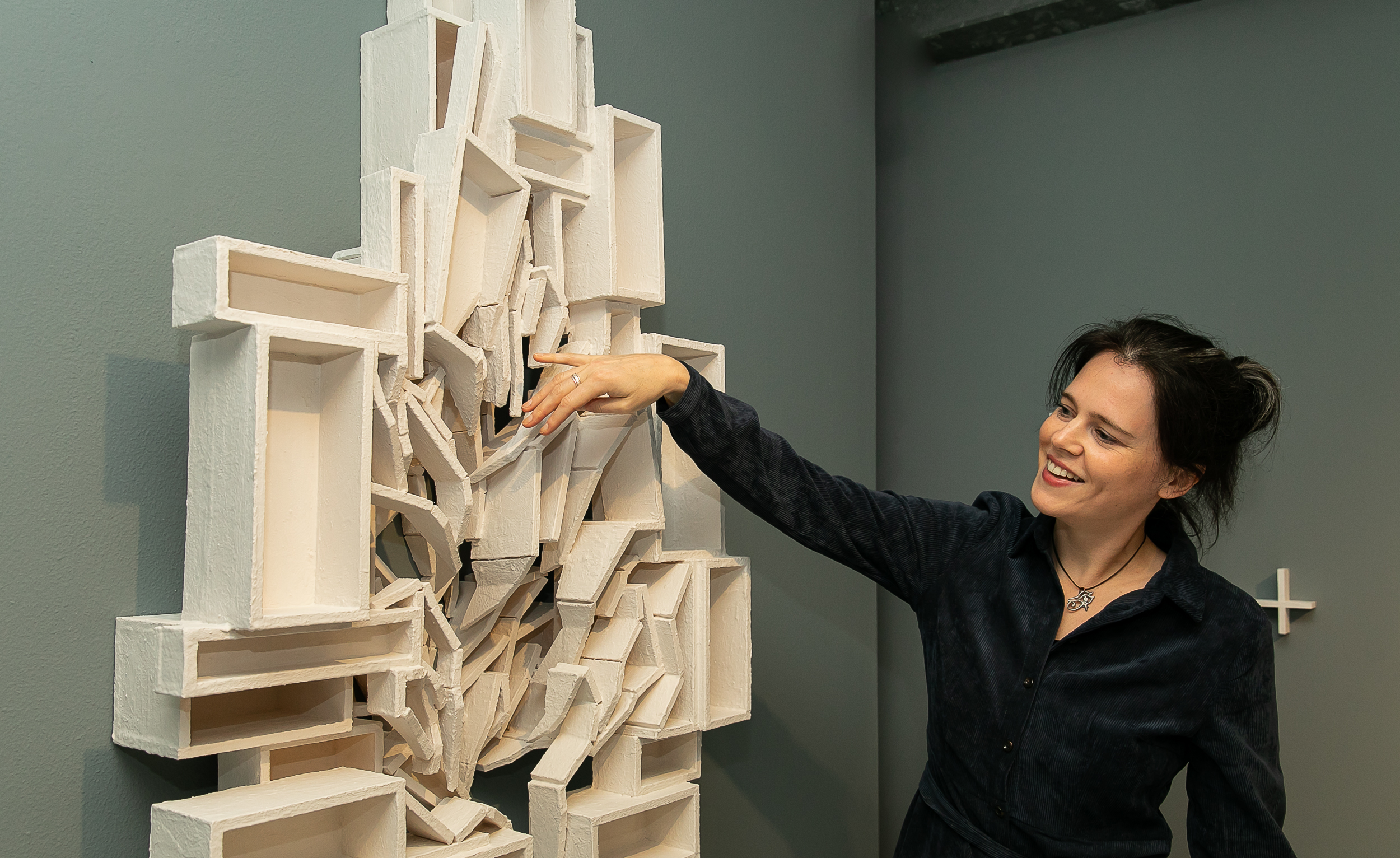 Scuulptuur 'Onthechting' van Elise van der Linden is te zien in het Mondriaanhuis.