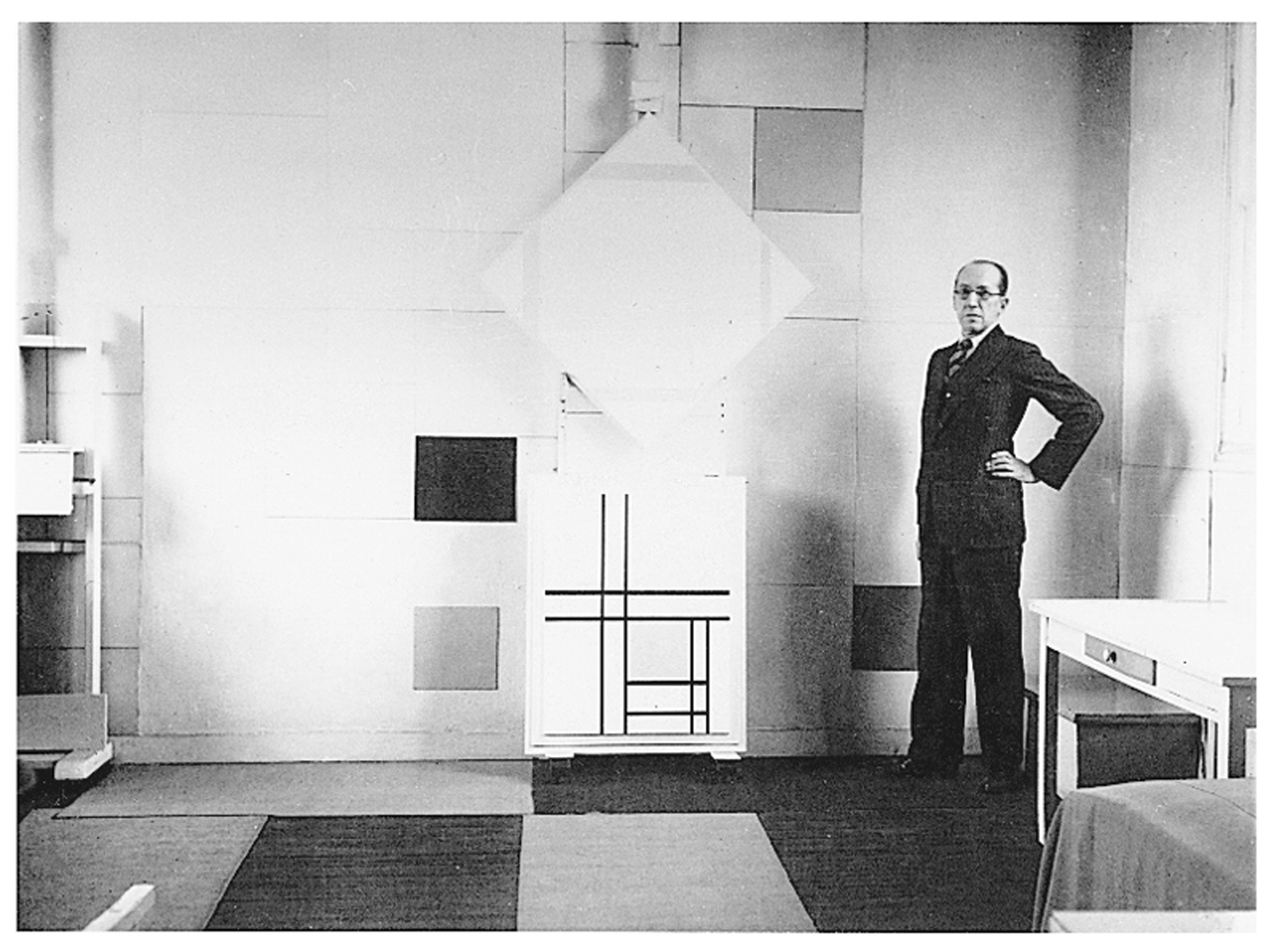 Mondriaan in atelier, Parijs, oktober 1933.jpg